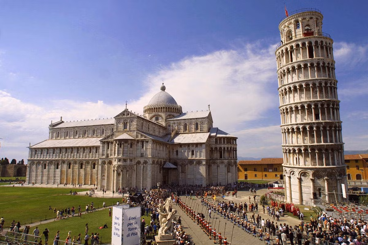 Vào năm 1590, nhà khoa học người Italy Galileo Galilei đã thực hiện thí nghiệm nổi tiếng về vận động vật rơi tự do ở trên tháp Pisa.