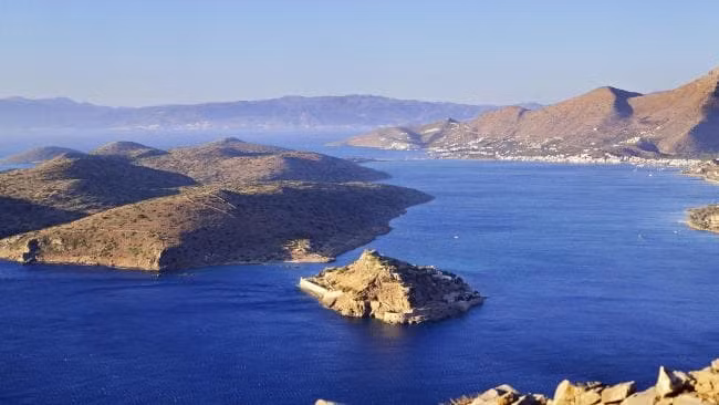  Hòn đảo Spinalonga của Hy Lạp gắn liền với sự việc hãi hùng. Cụ thể. vào đầu những năm 1900, bệnh hủi trở thành nỗi sợ hãi đối với người dân ở nhiều nước trên thế giới, trong đó có Hy Lạp.