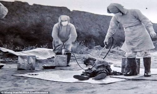 Ra đời vào năm 1935, Đơn vị 731 là lực lượng nghiên cứu và phát triển vũ khí hóa học và sinh học của quân đội Hoàng gia Nhật Bản. Trong ảnh là một người trẻ tuổi trở thành đối tượng tham gia thí nghiệm của Đơn vị 731.