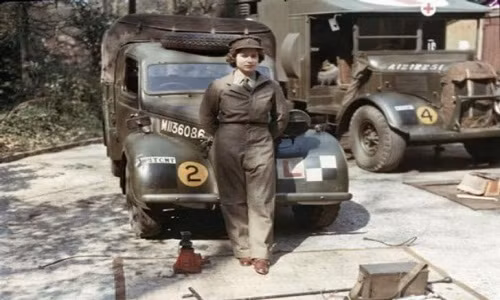 Nữ hoàng Elizabeth II khi phục vụ trong Chiến tranh thế giới 2.