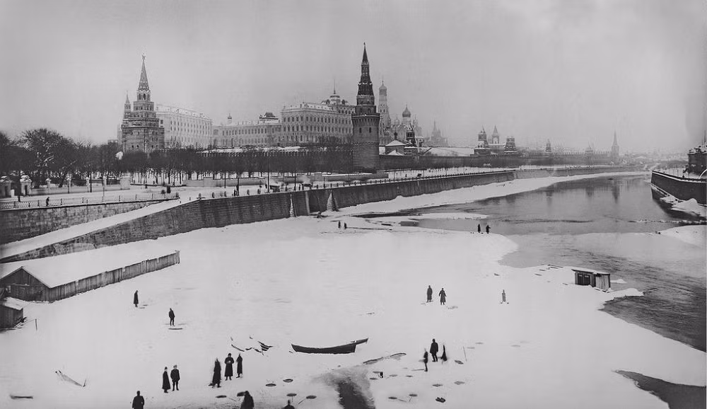Tuyết phủ trắng xóa những con đường Moscow và nước sông cũng bị đóng băng một phần.