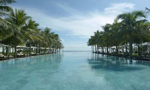Mới đây, trang CNTraveller - webiste du lịch uy tín thế giới - vừa đưa ra danh sách 101 bể bơi trong khách sạn đẹp nhất trên thế giới. Việt Nam cũng góp mặt trong "bảng vàng" này với 3 cái tên khá đình đám là Four Seasons The Nam Hai, Fusion Maia và I-resort Tent spa. Trong số đó, The Nam Hai là cái tên khá quen thuộc và bể bơi ở đây cũng từng nhận được nhiều lời khen ngợi của du khách.