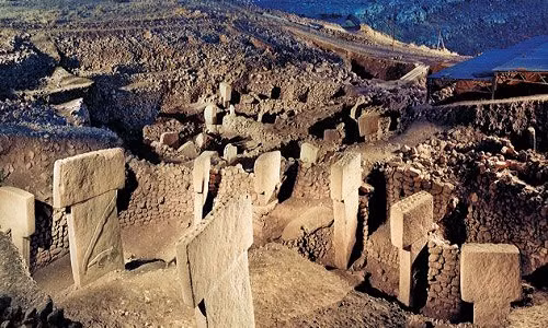 Nằm trên một đỉnh đồi xa xôi tại miền Nam Thổ Nhĩ Kỳ, gần biên giới giáp ranh Syria, Göbekli Tepe được các chuyên gia đánh giá là khu đền cổ xưa nhất của nhân loại.
