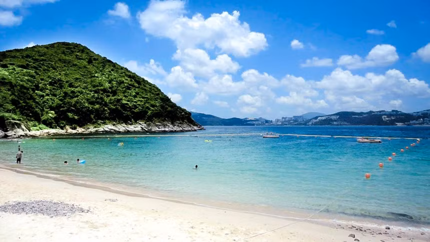 Hap Mun Wan: Hap Mun Wan là một trong những bãi biển xa xôi nhất của Hong Kong, đồng thời là điểm đến quen thuộc với cư dân bản địa nhưng vẫn còn xa lạ với du khách quốc tế. Nằm trên đảo Sharp, ngoài khơi bờ biển Sai Kung, ở phía đông bắc Hong Kong, du khách chỉ có thể đến bãi biển bằng kaito, một loại phà địa phương, từ bến tàu Sai Kung Town. Khi đặt chân đến bãi biển, du khách sẽ tìm thấy dải cát vàng rực rỡ, nước sạch cấp 1 và những ngọn đồi xanh ở hai bên. Ngoài ra, cũng trên đảo Sharp, những du khách còn có thể ghé thăm công viên quốc gia Kiu Tsui, là một phần của công viên địa chất toàn cầu ở Hong Kong. Ảnh: CNN.