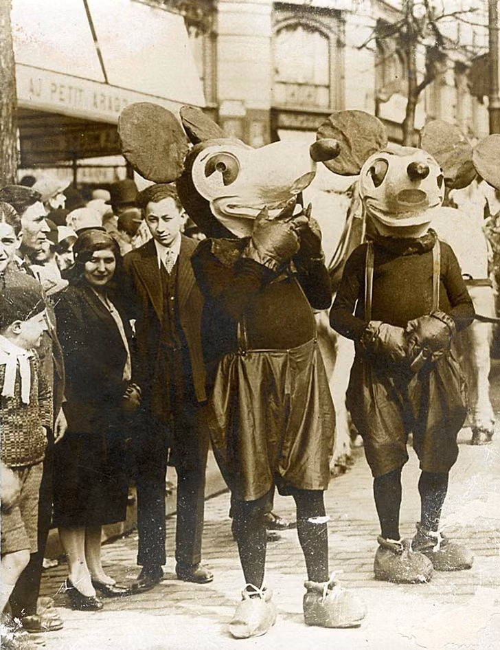 Những người đàn ông trong trang phục chuột Mickey khiến mọi người chú ý tại Paris, Pháp năm 1932.