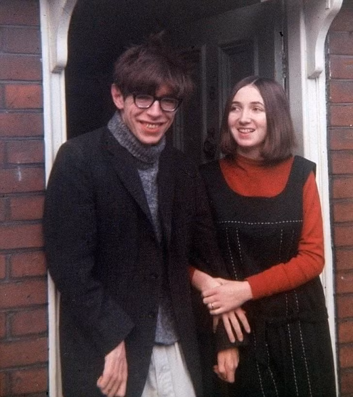 Bức ảnh thời trẻ của ông hoàng Vật lý Stephen Hawking năm 1964.