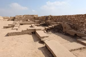 Một số giả thuyết được đưa ra để lý giải kim tự tháp của pharaoh Djedefre bị phá hủy.
