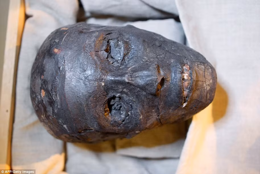 Pharaoh Tutankhamun thuộc Vương triều thứ 18 thời Tân vương quốc. Ông lên ngai báu năm 9 tuổi và cai trị trong 10 năm (từ năm 1332 trước Công nguyên - năm 1323 trước Công nguyên) và qua đời khi mới 19 tuổi.