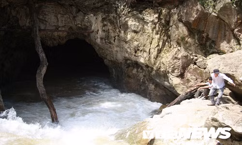 Mùa khô cửa hang Tu Ngu lộ ra ngoài, còn mùa mưa thì ngập dưới nước.