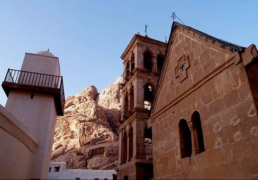 Vào năm 2002, tu viện Saint Catherine được UNESCO công nhận là Di sản Thế giới. Với bề dày lịch sử - văn hóa, tu viện Saint Catherine thu hút hơn 100.000 du khách ghé thăm mỗi năm.