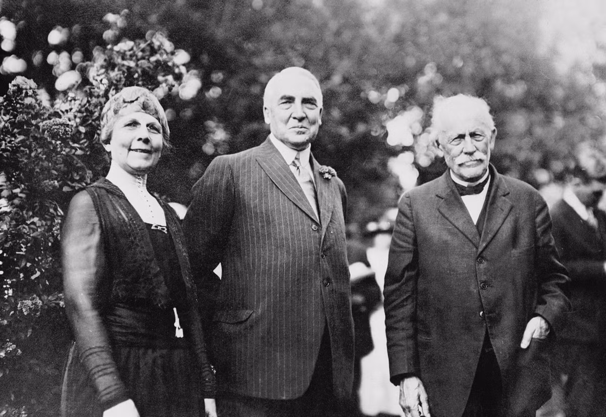 Vợ Tổng thống thứ 29 của Mỹ Warren Harding, bà Florence Harding được dân chúng Mỹ biết đến là Đệ nhất phu nhân tích cực ủng hộ quyền lợi cho cựu binh Mỹ trở về từ Chiến tranh thế giới 1.