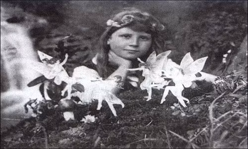 Năm 1917, hai chị em họ Frances Griffiths và Elsie Wright đã thực hiện những bức ảnh đánh lừa nhân loại nổi tiếng thế giới. Cụ thể, hai cô bé tuyên bố đã nhìn thấy tiên nữ bay lượn trong khu vườn sau nhà.