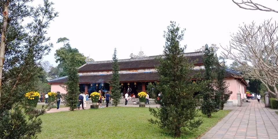 Qua khỏi tháp Phước Duyên là điện Đại Hùng, là chánh điện của chùa, một công trình kiến trúc được bảo tồn khá nguyên vẹn dù trải qua nhiều biến cố của thời cuộc. Vẻ đẹp của điện Đại Hùng vừa cổ kính thâm nghiêm, vừa nguy nga đồ sộ. Xung quanh chùa là khuôn viên với vườn hoa cỏ tươi tốt, xanh mướt, được chăm sóc hàng ngày.