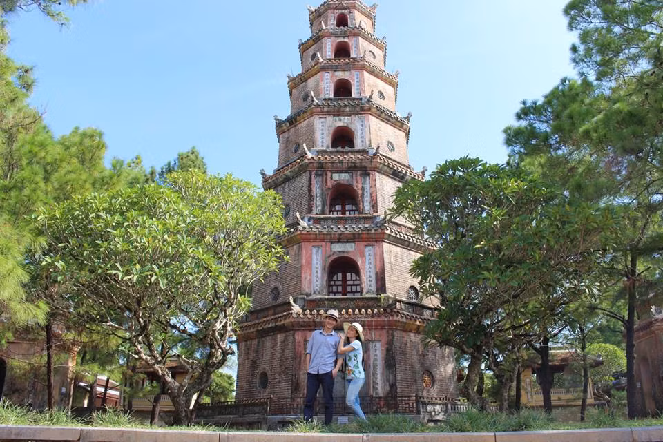 Bước chân lên những bậc thang và đi vào cổng chùa, công trình đầu tiên hiện ra trước mắt bạn đó chính là ngọn tháp Phước Duyên xây bằng gạch cao 21m, gồm 7 tầng, được xây dựng vào năm 1844. Mỗi tầng tháp đều có thờ tượng Phật, và bên trong có một chiếc cầu thang hình xoắn ốc để dẫn lên trên cùng, nơi mà trước đây có thờ tượng Phật bằng vàng.