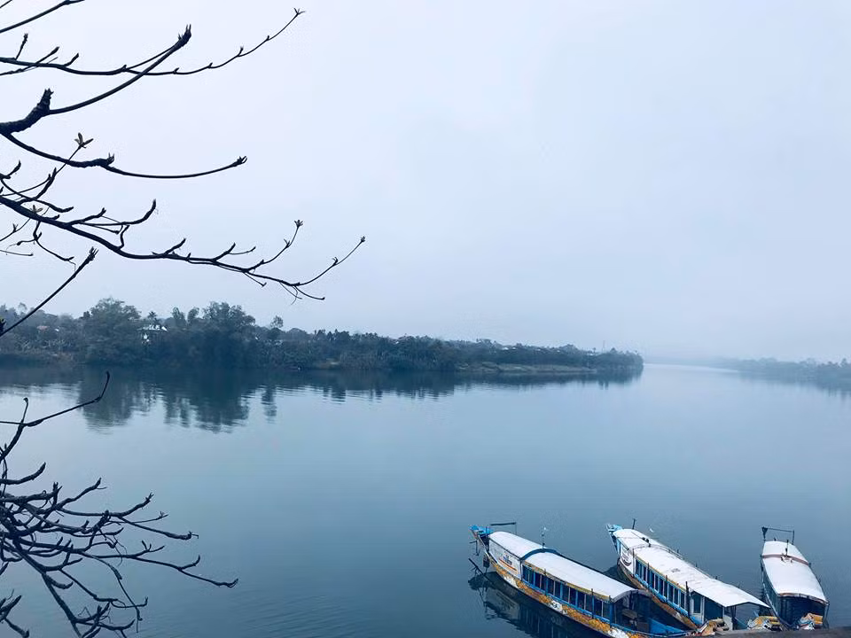 Đến chùa Thiên Mụ, không chỉ để cầu nguyện những điều tốt lành mà còn để chiêm ngưỡng cả những giá trị văn hóa đặc sắc được gìn giữ qua năm tháng. Và hơn tất thảy, nếu muốn tìm chút bình yên, thanh thản để cân bằng cảm xúc giữa đời thường bon chen hãy tìm về đây... Bước chân lên những bậc thang và đi vào cổng chùa, công trình đầu tiên hiện ra trước mắt bạn đó chính là ngọn tháp Phước Duyên xây bằng gạch cao 21m, gồm 7 tầng, được xây dựng vào năm 1844. Mỗi tầng tháp đều có thờ tượng Phật, và bên trong có một chiếc cầu thang hình xoắn ốc để dẫn lên trên cùng, nơi mà trước đây có thờ tượng Phật bằng vàng.