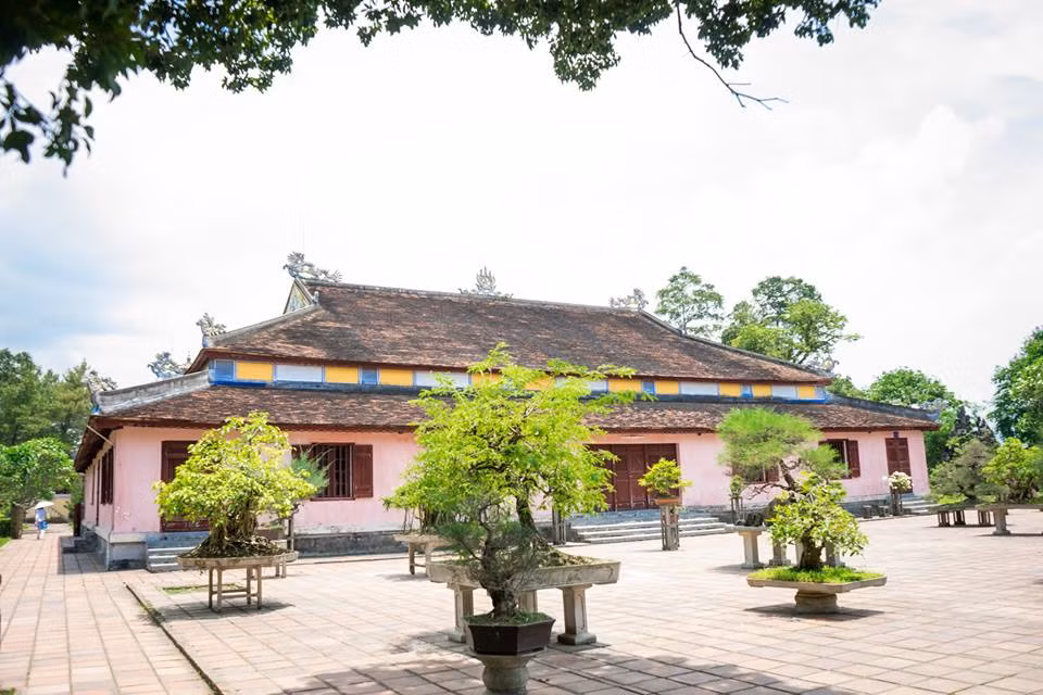 Thiên Mụ là ngôi chùa cổ nhất, kiến trúc đồ sộ nhất và cũng là ngôi chùa đẹp nhất của xứ Huế. Chùa trải qua nhiều lần trùng tu, nhiều biến cố, chịu thiên tai đổ nát rồi lại được xây dựng lại, mở rộng thêm, cho đến nay vẫn sừng sững nét oai nghiêm, và mang nét đẹp bền vững với thời gian.