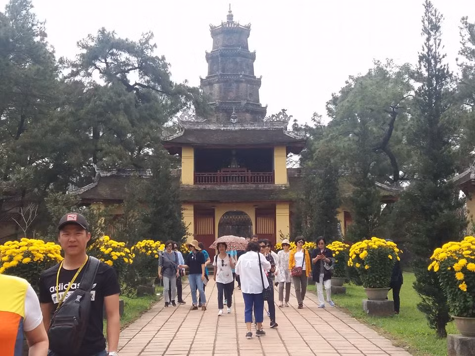 Vào các ngày lễ, rằm người dân địa phương và khách du lịch đến hành hương rất đông, chủ yếu là để cầu sự bình an, may mắn và cầu duyên lành.