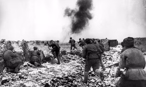 Những người lính Liên Xô chiến đấu anh dũng trong trận Stalingrad trước cuộc tấn công xâm lược của Đức quốc xã năm 1943.