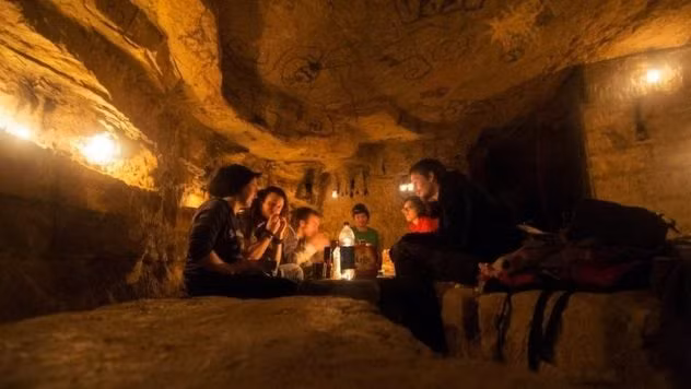 Bất chấp hầm mộ Paris là "nhà" của hàng triệu bộ hài cốt, chính quyền ra lệnh cấm và khoản tiền phạt 73 USD, một số người mạo hiểm đã lẻn vào bên trong tổ chức tiệc, uống rượu vang hay thậm chí là ngủ qua đêm.