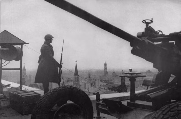 Người lính Liên Xô đứng trên mái nhà quan sát tình hình Không quân Đức quốc xã tại Moscow. Mời độc giả xem video: Bảo tàng đồ cũ thời Liên Xô (nguồn: VTC14)