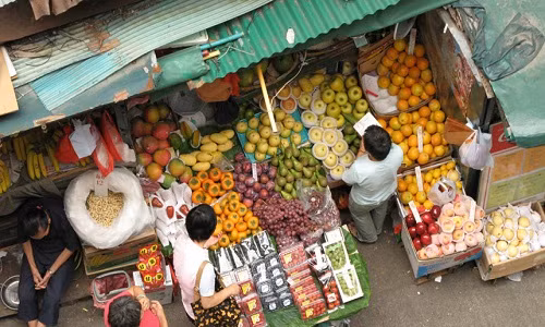  Hong Kong dường như có thể biến đổi chỉ qua một đêm. Các cửa hàng đóng và mở cửa trong chớp mắt. Những tòa nhà chọc trời mọc lên tầng tầng, lớp lớp. Cảnh tượng phía đường chân trời thay đổi từng ngày. Không giống những thành phố cổ như London và Paris, Hong Kong gần như không có những chứng tích mang tính lịch sử hiện hữu trong đô thị 8 triệu người. Nếu muốn trải nghiệm lịch sử Hong Kong một cách chân thực nhất, du khách có thể tìm đến những món ăn của nơi này.
