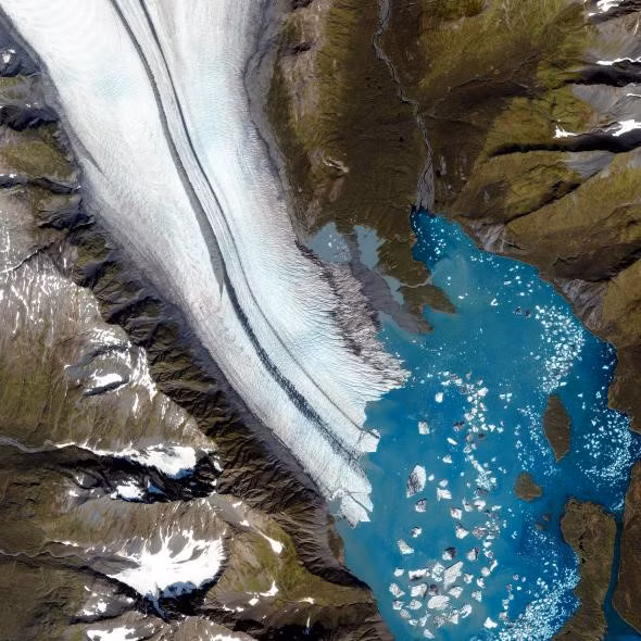 Vườn quốc gia Kenal Fjords: Khá khó để tìm thấy phương hướng giữa chiều sâu, màu sắc và kết cấu của cái nhìn từ trên không này tại Bear Glacier ở Kenai Fjords. Những mảng băng lởm chởm vỡ ra trong làn nước xanh và dần tan chảy trong hình ảnh vệ tinh.