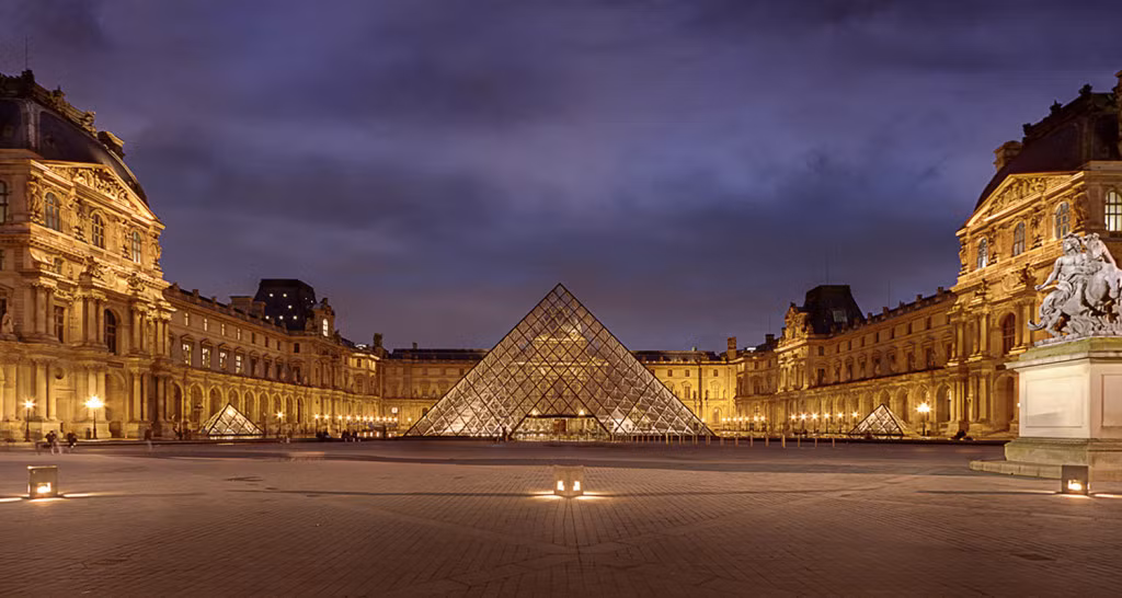 Kim tự tháp thủy tinh của bảo tàng Louvre được xây dựng vào năm 1989. Công trình này cao 21m, được làm từ thủy tinh và một số kim loại. Mời quý độc giả xem video: Hé lộ chân dung đích thực nàng Mona Lisa qua xét nghiệm ADN (nguồn: VTC14).