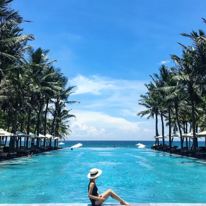 Đây không phải năm đầu tiên bể bơi ở khu resort này lọt vào danh sách trên. Nằm trên bờ biển Hà My đẹp bậc nhất châu Á, bể bơi vô cực trong khu nghỉ hướng ra biển nước xanh trong chẳng kém màu nước biển, đem lại trải nghiệm tuyệt vời dành cho du khách. Khu nghỉ cách bân bay quốc tế Đà Nẵng 30 phút lái xe. Phố cổ Hội An cách đó 10 phút di chuyển.