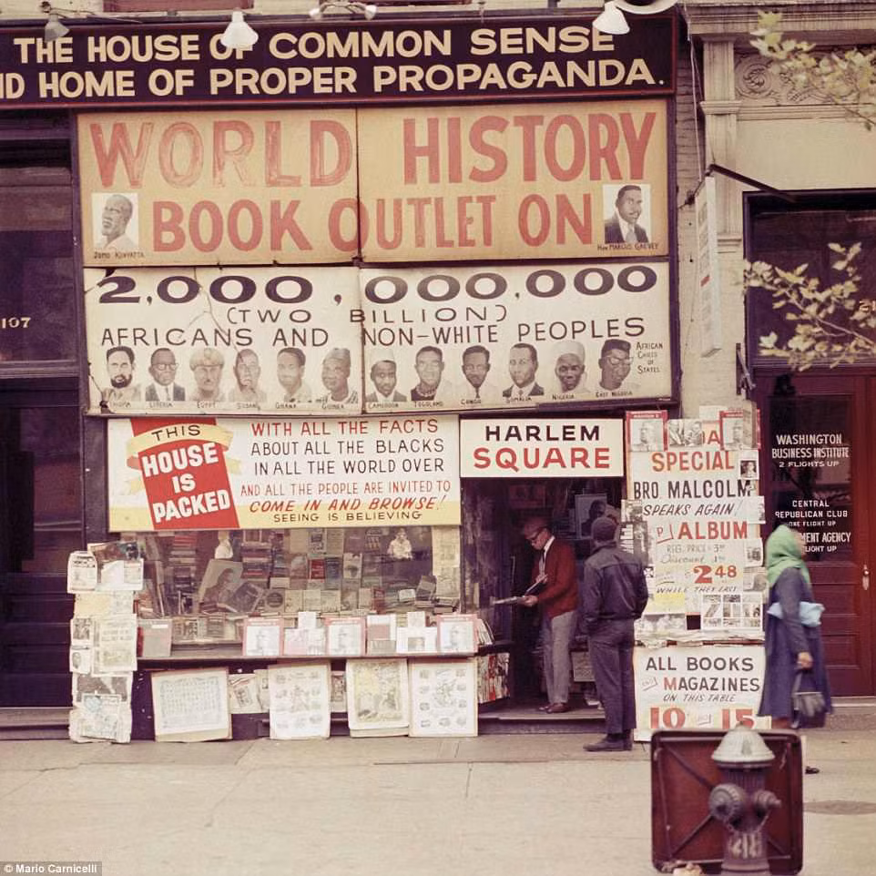 Một hiệu sách ở Harlem, New York năm 1966.