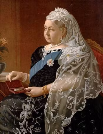 Albert - chồng Nữ hoàng Victoria qua đời tháng 12/1861. Khi ấy, Nữ hoàng 42 tuổi và luôn mặc trang phục màu đen kể từ đó để tưởng nhớ người chồng đã mất. Bà cũng trở thành mẹ đơn thân, một mình chăm sóc 9 người con.
