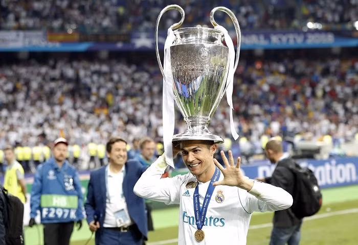 Cristiano Ronaldo, đang ở tuổi 33, được cho là đang đòi hỏi một bản hợp đồng mới, với mức lương ngang bằng Lionel Messi hay Neymar.