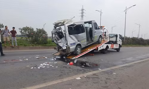 Chiếc xe khách bị bẹp dúm sau khi bị xe tải tông phải (Ảnh Báo Bắc Giang).