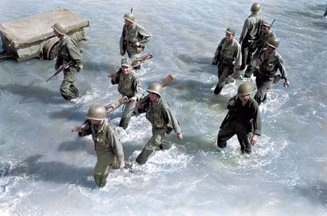 Lính Mỹ băng qua sông Pasig, Manilla tháng 2/1945. Theo ước tính, khoảng 41.400 lính Mỹ thương vong và mất tích tại mặt trận Thái Bình Dương hồi Thế chiến 2.