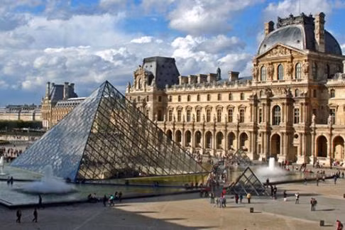 Dưới thời gian trị vì của Napoleon, nhà cầm quân lừng danh nước Pháp này từng treo bức tranh Mona Lisa trong phòng ngủ của mình.