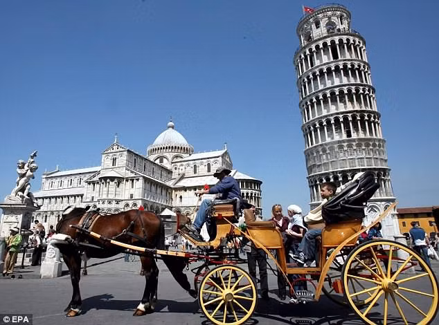 Tháp nghiêng Pisa được UNESCO công nhận là di sản Thế giới vào năm 1987.