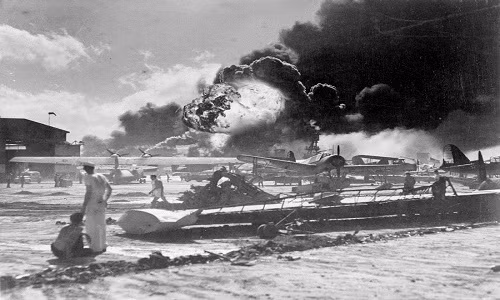 Vào ngày 7/12/1941, Nhật Bản bất ngờ tấn công hạm đội Mỹ ở Trân Châu Cảng. Hậu quả là Mỹ thiệt hại lớn về người và nhiều máy bay, tàu chiến... bị phá hủy.