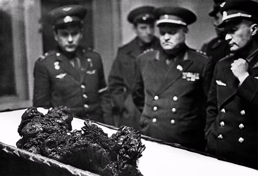 Thi hài phi hành gia Vladimir Komarov bị cháy đen khi ông gặp thảm kịch khủng khiếp trong lúc làm nhiệm vụ năm 1967.