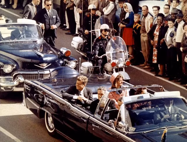 Ngày 22/11/1963, Tổng thống John F. Kennedy bị ám sát. Sự việc này trở thành sự kiện gây rúng động lịch sử Mỹ.