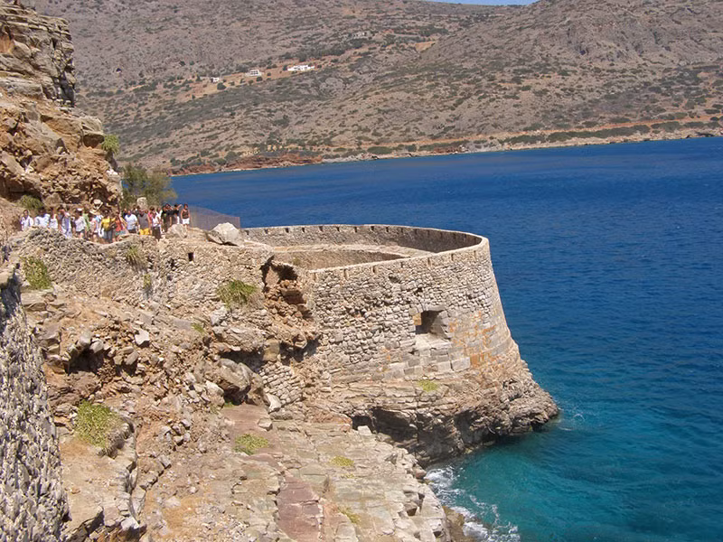 Khi sống trên hòn đảo Spinalonga, những bệnh nhân mắc bệnh hủi phải xa gia đình, bạn bè và giống như bị lưu đày khi có cuộc sống tách biệt hoàn toàn với thế giới bên ngoài.
