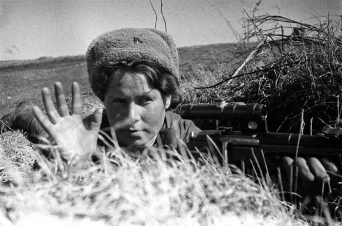 Nữ binh sĩ bắn tỉa người Liên Xô làm nhiệm vụ năm 1944.