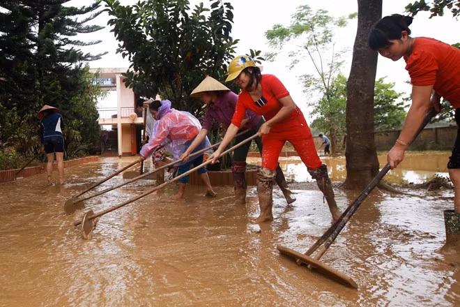 Cũng với tinh thần khắc phục cơ sở vật chất sau thiên tai, khi nước rút, các nữ nhân viên y tế xã Sơn Bằng cùng nhau dọn sạch bùn đất theo lũ tràn về. 