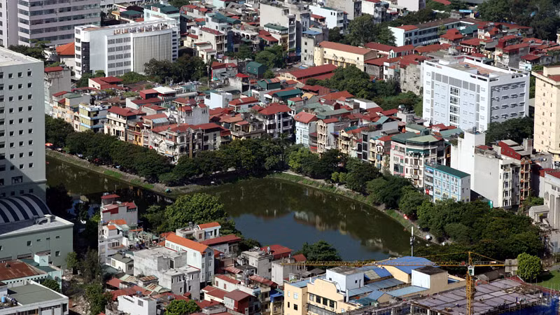 Giữa phố Chùa Láng, đối diện với cổng trường Đại học Ngoại giao là hồ Láng với mặt nước khá trong xanh góp phần điều tiết khí hậu khu vực.