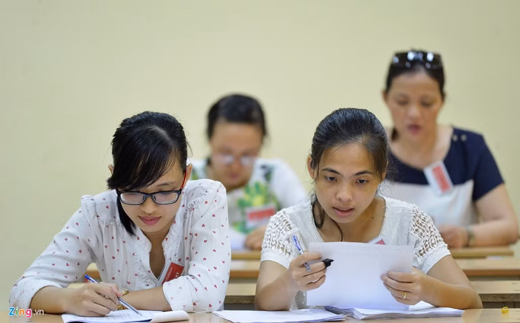 Sau đó, dữ liệu này sẽ được in ra để giáo viên kiểm dò, so vênh so với bản gốc. Công đoạn này được thực hiện tập trung, nghiêm túc.