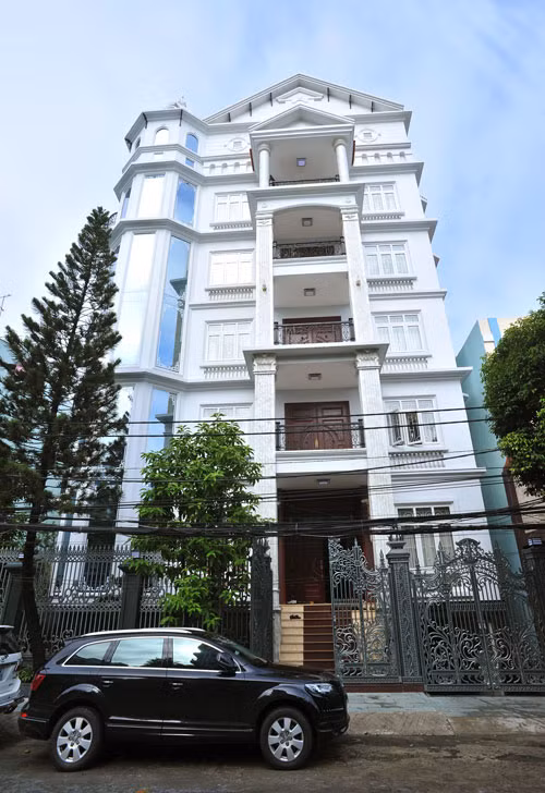 Ngôi biệt thự được xây dựng trên nền đất rộng hơn 500m2, cao 6 tầng với rất nhiều phòng. Đặc biệt, trong nhà có thang máy để di chuyển.