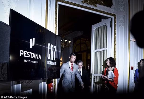 Cuối năm ngoái, Ronaldo tổ chức họp báo công bố kế hoạch hợp tác với Pestana Hotel Group để mở 4 khách sạn mang tên CR7.