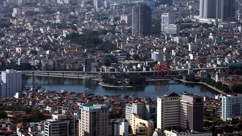 Hồ Hoàng Cầu nằm bên phố Hoàng Cầu, Mai Anh Tuấn có tuyến đường sắt trên cao chạy qua giữa hồ. 