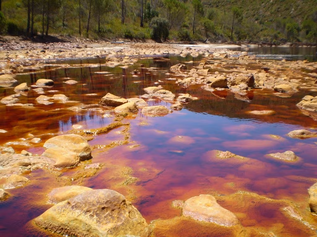 Sông Rio Tinto, Andalusia, Tây Ban Nha: Nước ở Rio Tinto có một lượng lớn sản phẩm phụ từ khai thác mỏ kim loại nặng và axit. Từ năm 3000 trước Công Nguyên, khu vực quanh sông đã được khai thác vàng, bạc, đồng và nhiều khoáng sản quý khác. Ảnh: Prefijos-telefonicos.