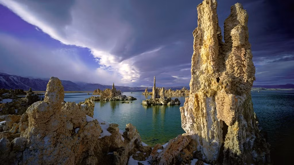Hồ Mono, California, Mỹ: Đây là một trong những hồ nước cổ xưa và nguy hiểm nhất nước Mỹ. Nước hồ có hàm lượng muối cao gấp 3 lần nước biển và độ pH là 10. Ảnh: Mycoolbackgrounds.