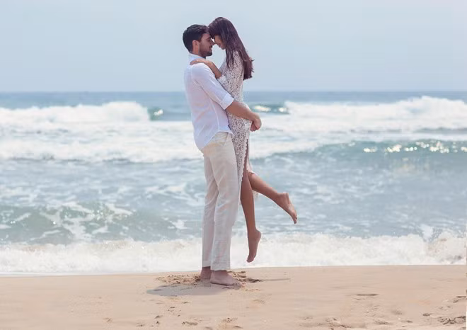Sau đám hỏi tại gia đình nhà gái ở Hà Nội, siêu mẫu Hà Anh giới thiệu bộ ảnh cưới được chụp trên biển Đà Nẵng, một trong những điểm đến yêu thích của vợ chồng siêu mẫu.