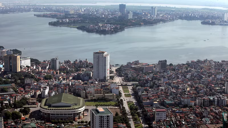 Với diện tích khoảng 500 ha, hồ Tây nằm ở phía tây bắc nội thành Hà Nội và cũng là một thắng cảnh nổi tiếng của Hà Nội. Đây là hồ lớn nhất khu vực nội thành được ví như lá phổi của Thủ đô. Con đường ven hồ có chiều dài 17km thu hút nhiều người dân Hà Nội tới vãn cảnh, tập thể dục rèn luyện sức khỏe.